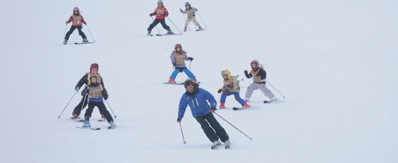 Programa SKI Nuestros programas de ski están diseñados para poder disfrutar de las actividades que ofrece el parque de nieve: Clases de esquí colectiva combinado con nuestras actividades de