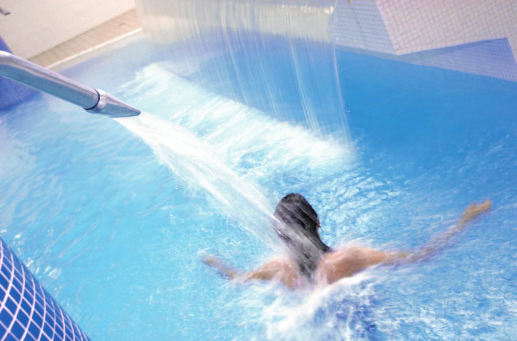 La gama de juegos y ornamentos acuáticos AstralPool proporcionan un atractivo añadido a la piscina, tanto a un nivel estético como