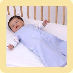 USE PIJAMAS Es preferible usar Sacos para dormir o pijamas en vez de utilizar colchas o cobijas. Asegúrese de que la temperatura de su bebé sea normal.