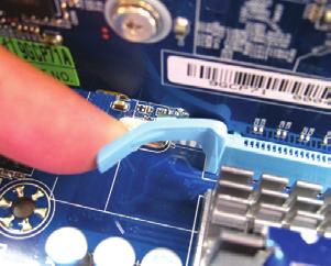Apague siempre el equipo y desenchufe el cable de alimentación de la toma de corriente eléctrica antes de instalar una tarjeta de expansión para evitar daños en el hardware.