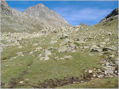 Descripción La ruta se inicia desde el refugio de pastores de Ordiso por una senda que asciende por las laderas situadas al Este del mismo, cubiertas de matorral y pastizal.