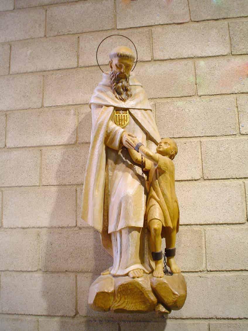 San Pedro Nolasco, Fundador, aparece representado como barbado Patriarca, de mirada misericordiosa, provisto de poderosas manos redentoras que se allegan hasta el cautivo.