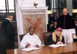 Catolicismo firman un documento,