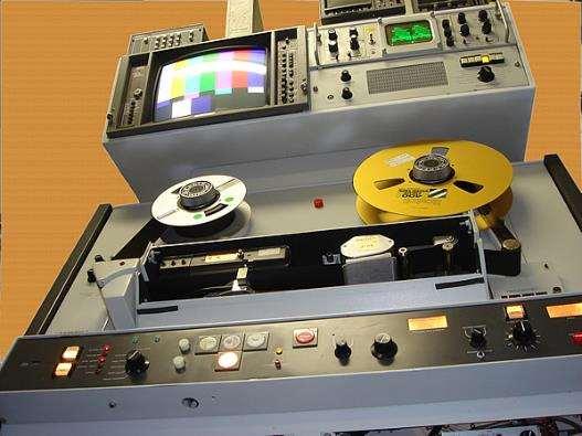La invención de la videograbadora En 1956, Ampex fabrica un modelo de videograbadora y el