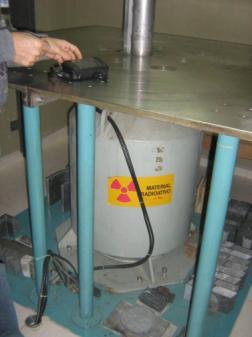 Este irradiador se encuentra en una bóveda de concreto aislada, el material a irradiar es puesto por