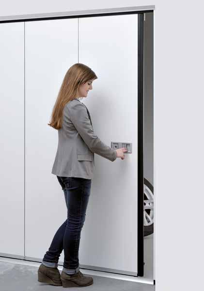 TIRADORES Y ACRISTALAMIENTOS Solo de Hörmann Función de puerta peatonal incorporada automática en puertas con automatismo Con un emisor manual o el tirador de la puerta puede abrir su puerta
