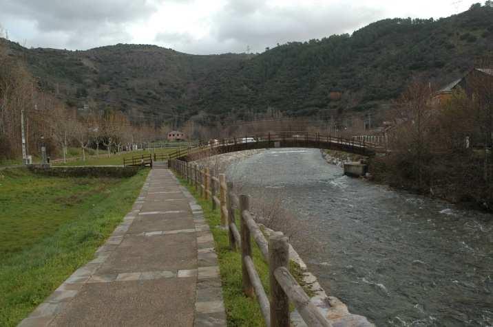 Foto 10: Inicio de la ruta. Se observa la llanura de inundación de la margen derecha del río Burbia (a la izquierda de la foto) (Autor: Alipio García. Febrero, 2014).