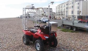 en una motocicleta de cuatro ruedas, y utilizarse para registrar nubes de puntos y combinarlas con imágenes para medición e inspección de erosión de playas,