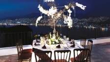 Montaje del banquete: mesas redondas, sillas Tiffany y mantelería blanca. Atención personalizada del coordinador de bodas del hotel.