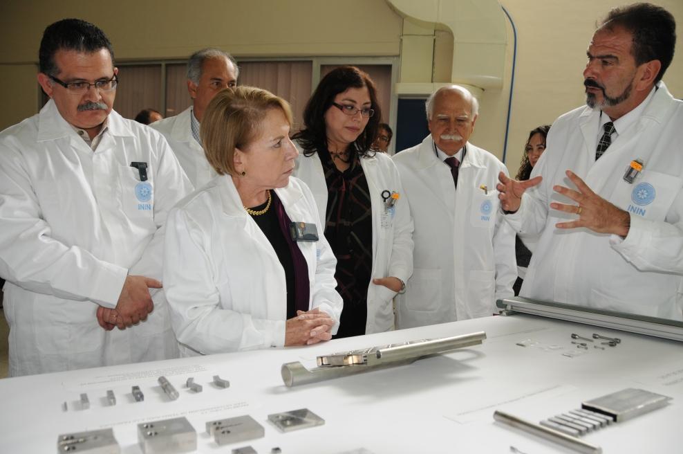 Luego presenció las pruebas que se realizan en el Laboratorio de Celdas Calientes; la elaboración de radiofármacos en la Planta de Producción de Radioisótopos que tiene un gran impacto en el Sector