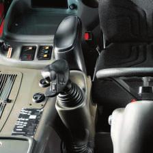 La palanca principal concentra el conjunto de los mandos : elevación/descenso/inclinación del mástil así como el inversor de marcha y permite al conductor
