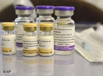 El envase de vacuna se acompañará de los dispositivos necesarios para la reconstitución y la administración intramuscular, consistentes