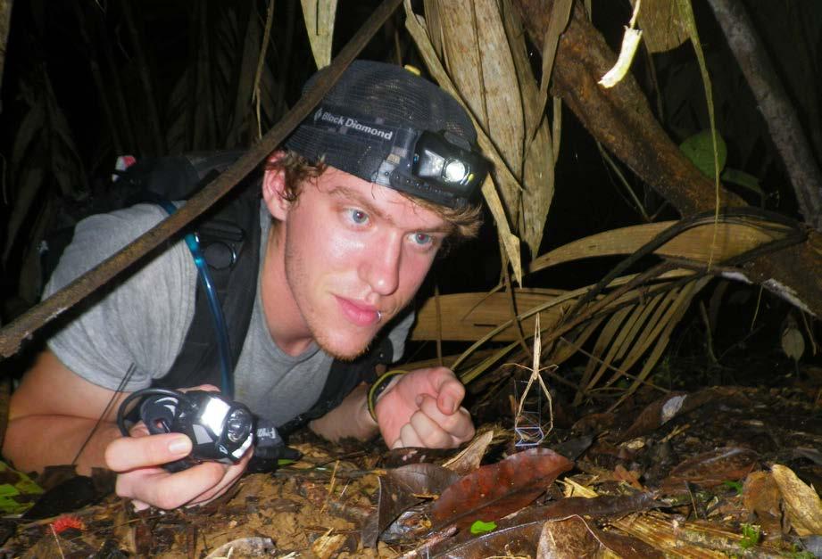 Octubre-Diciembre 2017. Número 264 Carlos L. de la Rosa. Investigador Dr. Jay Staffrom examinando una araña cara de ogro del género Deinopis (familia Deinopidae).
