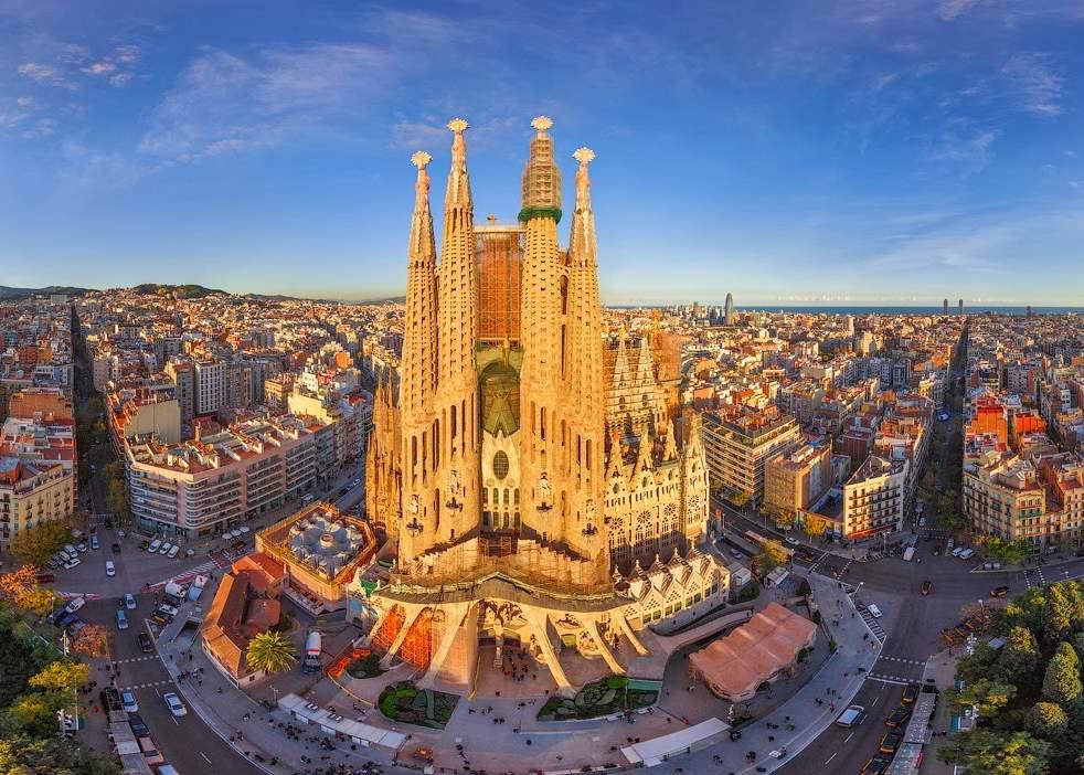 FIN DE SEMANA BARCELONA es una de las ciudades que recibe más visitantes del Mediterráneo, con una arquitectura única y casa de uno de los mejores clubes del mundo: el FC Barcelona.