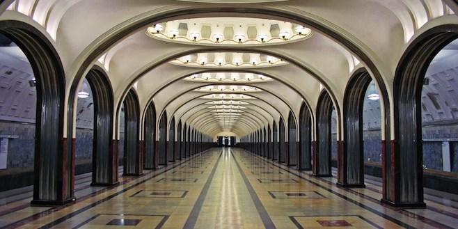Guía de destino Movilibidad en Moscú Metro: En Moscú las estaciones de metro operan diaramente de 06:00 a 01:00 hrs. Se extiende a lo largo de 365 Km. Cuenta con 212 estaciones.
