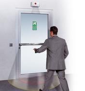 Comprobar que las puertas de emergencia estén libres de obstáculos y se puedan utilizar. Comunicar las incidencias sobre seguridad o vigilancia al encargado de seguridad del edificio. 1.2.