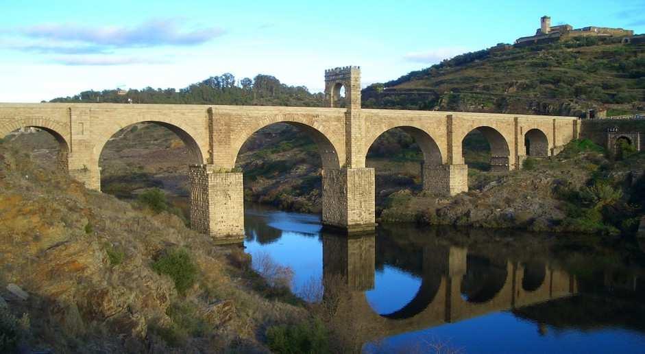 Cooperación española en tiempo, clima y agua Redes para el desarrollo Puente de Alcántara sobre el río Tajo, siglo II d.c., declarado Monumento Nacional. Valencia de Alcántara, Cáceres (España).