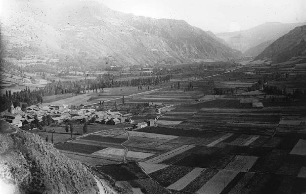 Contrast entre principis de segle i l actualitat en els canvis d usos del sòl a la plana d Esterri d Àneu. El creixement urbanístic del poble ha suposat la pèrdua de sòl agrícola.