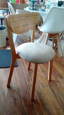 Contado: $1790 + IVA Silla Escandinava Stick Tapizada Silla nórdica en madera con asiento tapizado.