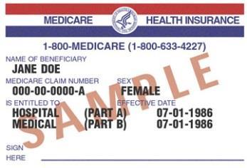 Los participantes de Medicare tienen al menos 2 tarjetas de seguros (3 tarjetas si tienen seguro suplementario).