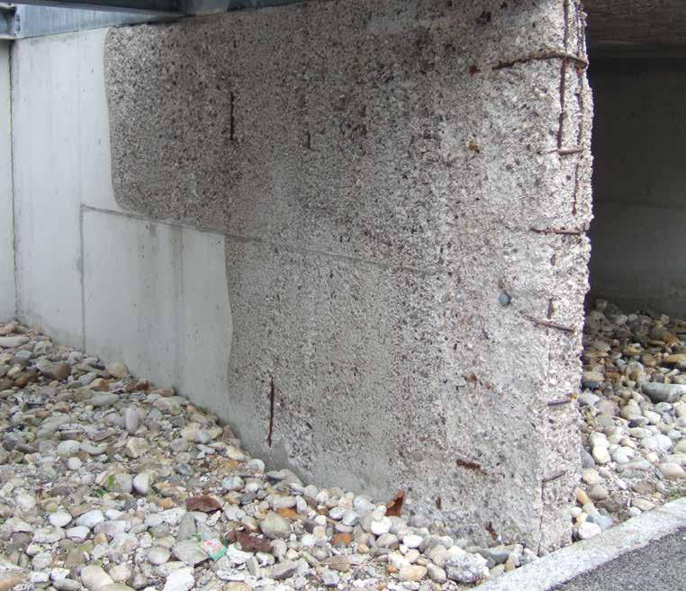 La eliminación del espesor de hormigón contaminado o dañado puede efectuarse por hidro-demolición o por acción mecánica con martillos percutores ligeros propulsados por aire comprimido, tomando todas
