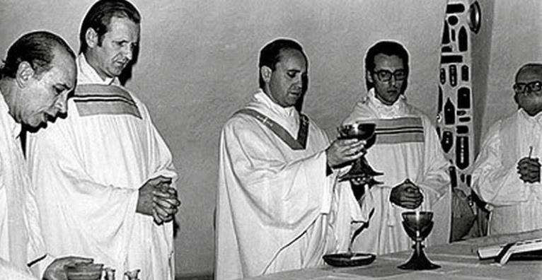 Un año después, Bergoglio obtuvo su licenciatura en Teología. En 1971 realizó la Tercera Probación en Alcalá de Henares en España 3.