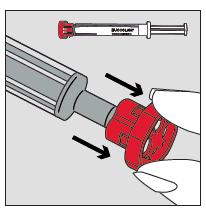Paso 2 Retirar la cápsula de cierre roja de la punta de la jeringa y desecharla de forma segura.