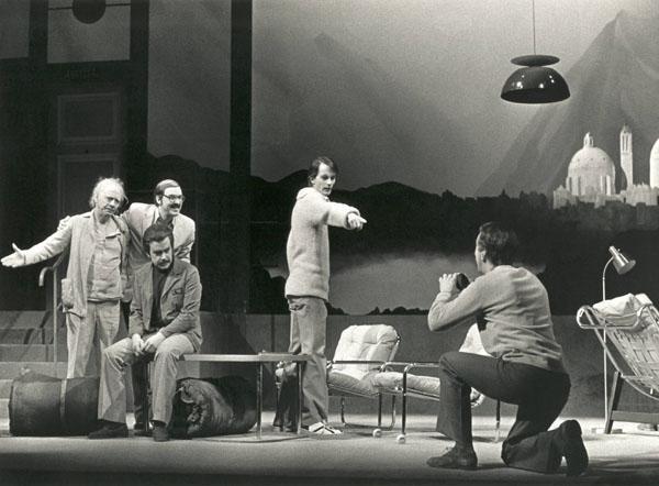 La fundación Es La fundación para muchos críticos la mejor obra del autor. Se estrenó en 1974 en el teatro Fígaro de Madrid y está considerada la mejor obra de Antonio Buero Vallejo.