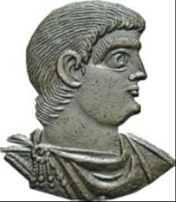 R) Emperador brazo derecho extendido hacia el bárbaro, sosteniendo ghlobo en la izquierda.