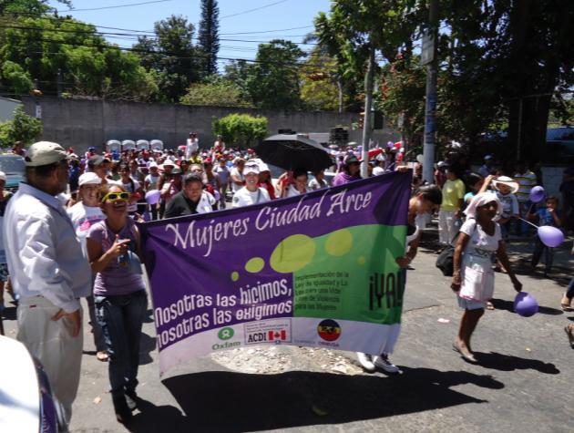 Como parte del proyecto Construyendo comunidades de prácticas y conocimientos en tres municipos de El Salvador, se realizan diferentes actividades, entre ellas círculos de lectura para madres y