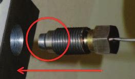 Limpiar el taladro de suministro de adhesivo PRECAUCION: Si se debe limpiar el taladro de adhesivo con un objeto duro, debe retirarse previamente el sensor de presión, ya que de contrario se dañaría