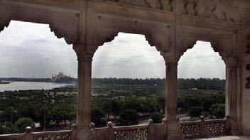 07- AGRA / DELHI Desayuno. Visita del Fuerte Rojo, construido en piedra de arenisca roja, por el emperador mogol Akbar entre 1565 y 1573.