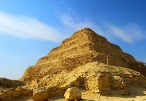 5. Se conoce como la pirámide escalonada Pirámide de