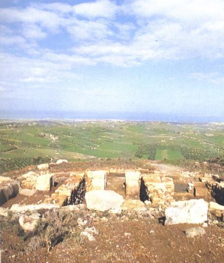 VISTA GENERAL DEL SANTUARIO DE ANEMOSPILIÁ (ARCHANES) Situación: A 5 kms. al S.O de Archanes y sobre la cima norte del Youchtas, la montaña donde nació Zeus.