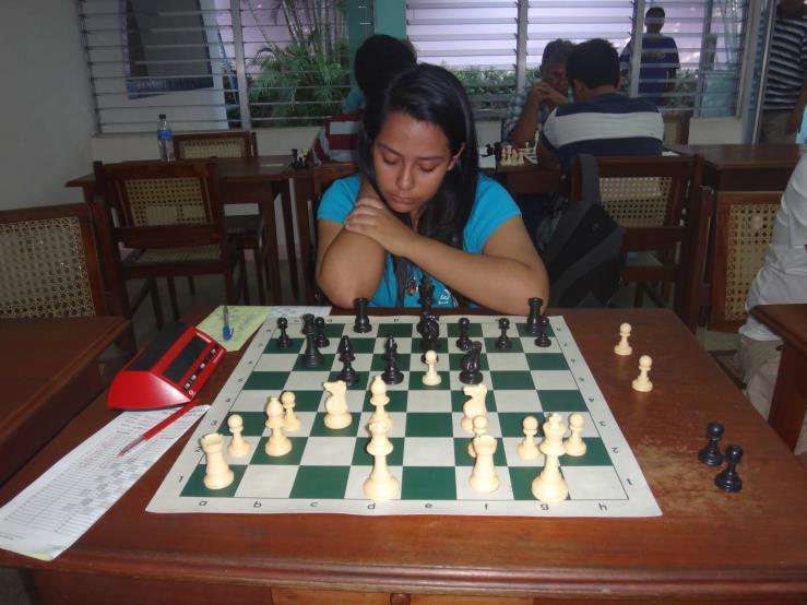 Adriana Eloisa Cruz Aburto 1.e4 d5 Esta jugada caracteriza a la defensa escandinava que, como la defensa Petrov, ha sido revaluada, de manera que es practicada al más alto nivel. La jugada.