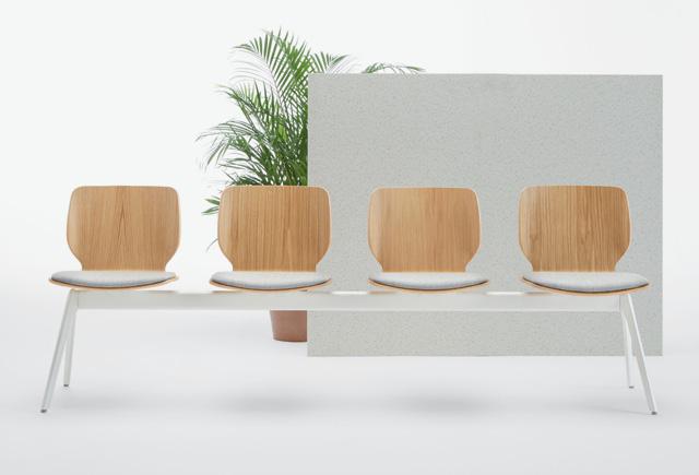 en The benches complete the collection and are manufactured in versions to accommodate between two and five seats. The seats may also be replaced by side tables.