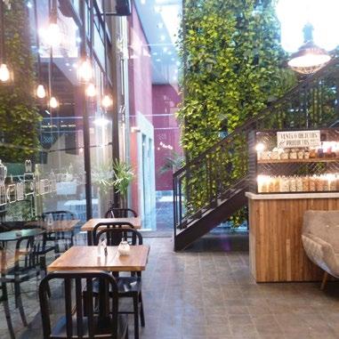 El nuevo Tostado Café Club ubicado en la renovada esquina de Giribone y Formosa presenta un estilo donde se fusiona el espíritu de los almacenes tradicionales con la arquitectura moderna y