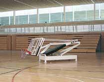Los sistemas de amarre de la canasta permiten adaptarse tanto a estructuras de hormigón, metálicas o de madera. MODELO CRONO: La canasta de baloncesto anclada a la pared y abatible lateralmente.