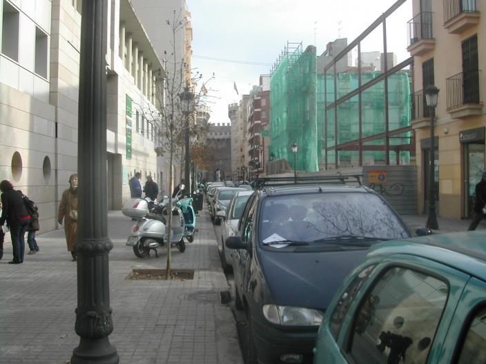 Calle Turia: Cuenta con un carril central de circulación rodada y aparcamiento a ambos lados. La zona peatonal ocupa dos quintas partes de la sección de la vía.