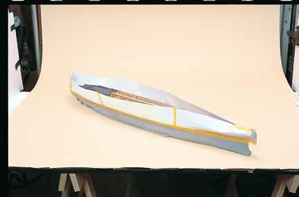 Yamato: Guía de montaje Etapa 57 17 Presiona fuertemente la cinta con la