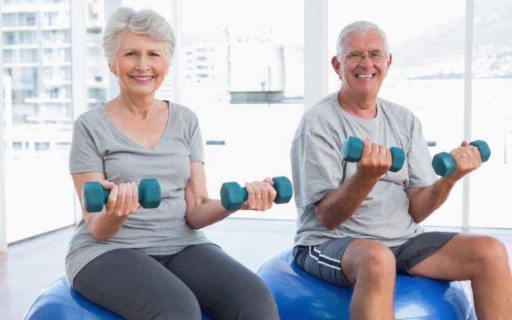 El ejercicio en el adulto mayor La mayoría de las personas, independientemente de la edad, pueden desempeñar algún tipo de actividad física.