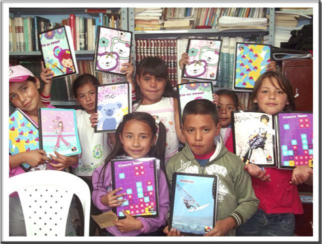 El señor Leonardo Ortiz obsequio a todos los niños cuadernos, lápices, tajalápices y Zulma Ortiz obsequio borradores.