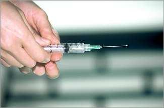 6 En algunos países, la proporción de inyecciones aplicadas con jeringas o agujas que se reutilizan sin esterilizar llega al 70%. Se expone así a las infecciones a millones de personas.