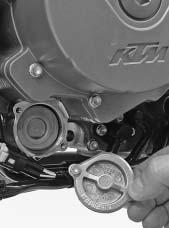 Ya que para un cambio de aceite se deben desmontar muchas partes, recomendamos dejar realizar el cambio del aceite de motor en un taller especializado KTM.