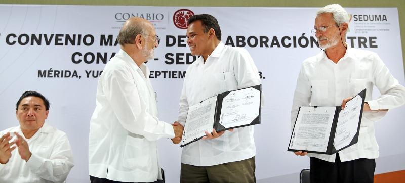 El Gobernador del Estado Lic. Rolando Zapata Bello y el coordinador Nacional de la Comisión Nacional para el Conocimiento y Uso de la Biodiversidad (CONABIO), Dr.