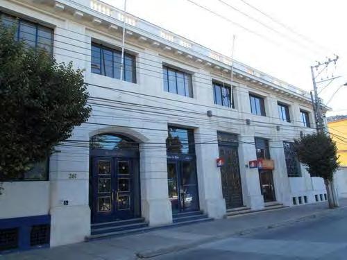 2 VALOR ARQUITECTONICO Mantiene la línea arquitectónica clásica del Banco de Chile a nivel nacional, pero es posible encontrar rasgos que lo integran adecuadamente a la arquitectura de Ovalle: la