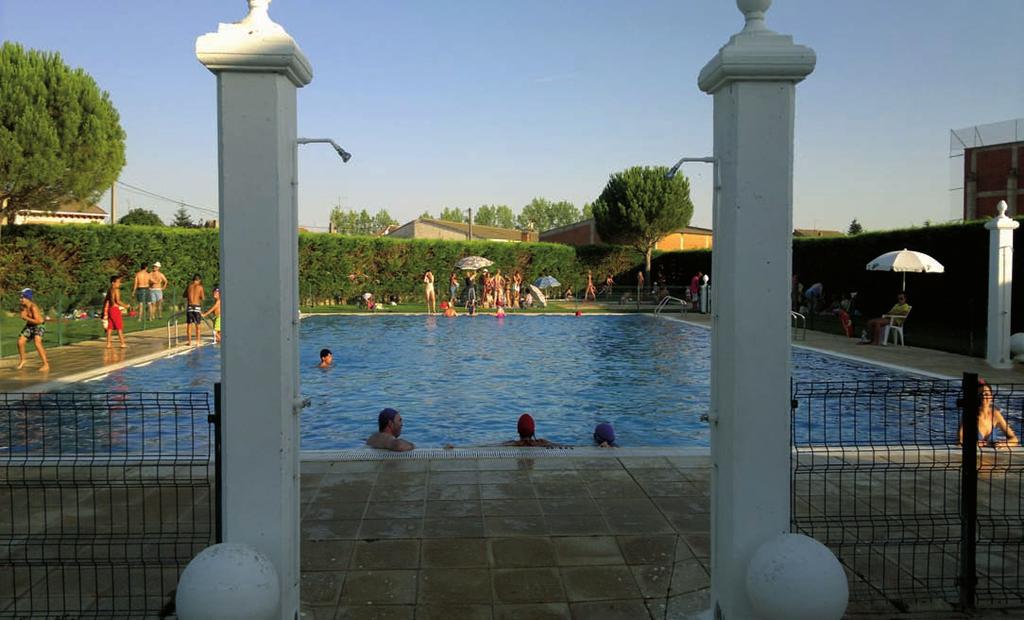 La piscina permanecerá abierta del 1 de Julio al 31 de Agosto. Se ruega, respetan las instalaciones puesto que son de todos. Actividades para un verano divertido SÁBADO 5 DE JULIO - A las 22,30 h.