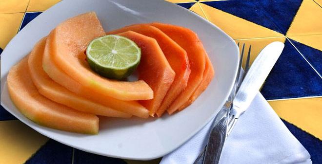CENAS HORARIO 7:00-9:30PM FRUTA Plato de papaya con melón, acompañado con miel,