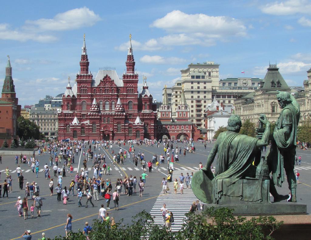 LUNES 20 DE AGOSTO - Moscú Visita al Kremlin, sus catedrales y al Museo de la Armería Recorrido por el centro histórico, Plaza Roja, Galerías GUM y san Basilio Traslado a