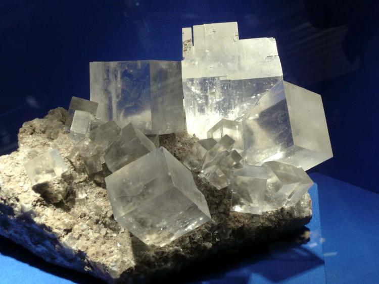 Rocas sedimentarias químicas Primarias: Halita (NaCl) Denición Es un mineral evaporítico que precipita en mares y lagos donde el agua se ha